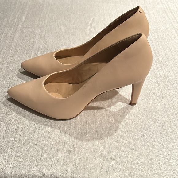 Clarks Nude Pointed Toe Pumps - Picture 2 of 7